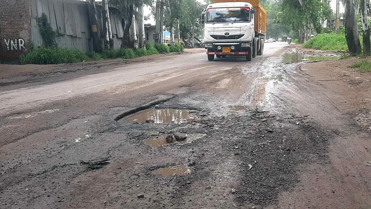बारिश के बाद सड़कों की हालत दयनीय