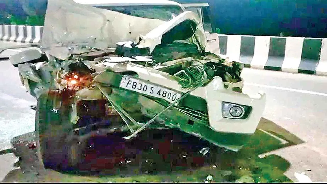 Road Accident: कार व कैंटर की भीषण टक्कर, कार ड्राईवर घायल
