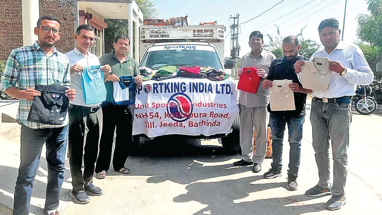 स्पोर्टकिंग इंडिया लिमिटेड ने जरूरतमंदों के लिए भारत विकास परिषद् को सौंपे कपड़े