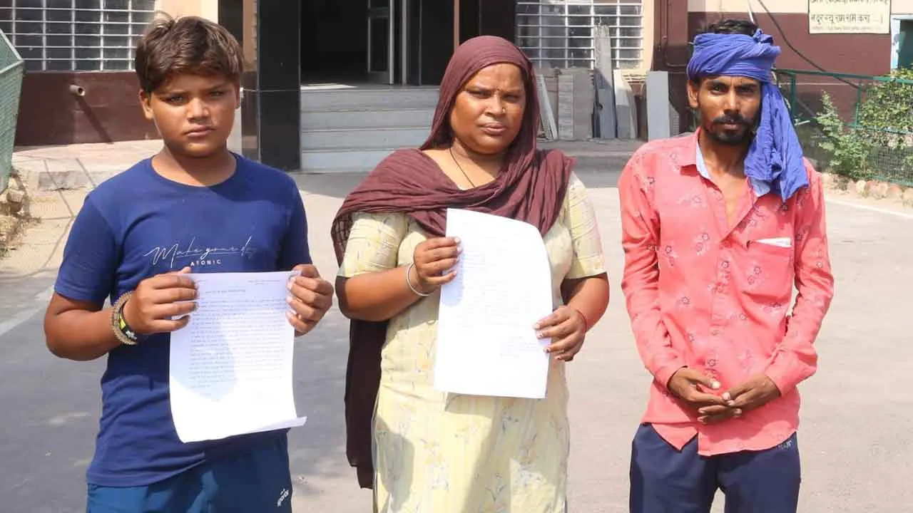 घरेलू सामान फेंकने व गाली-गलौज करने का आरोप