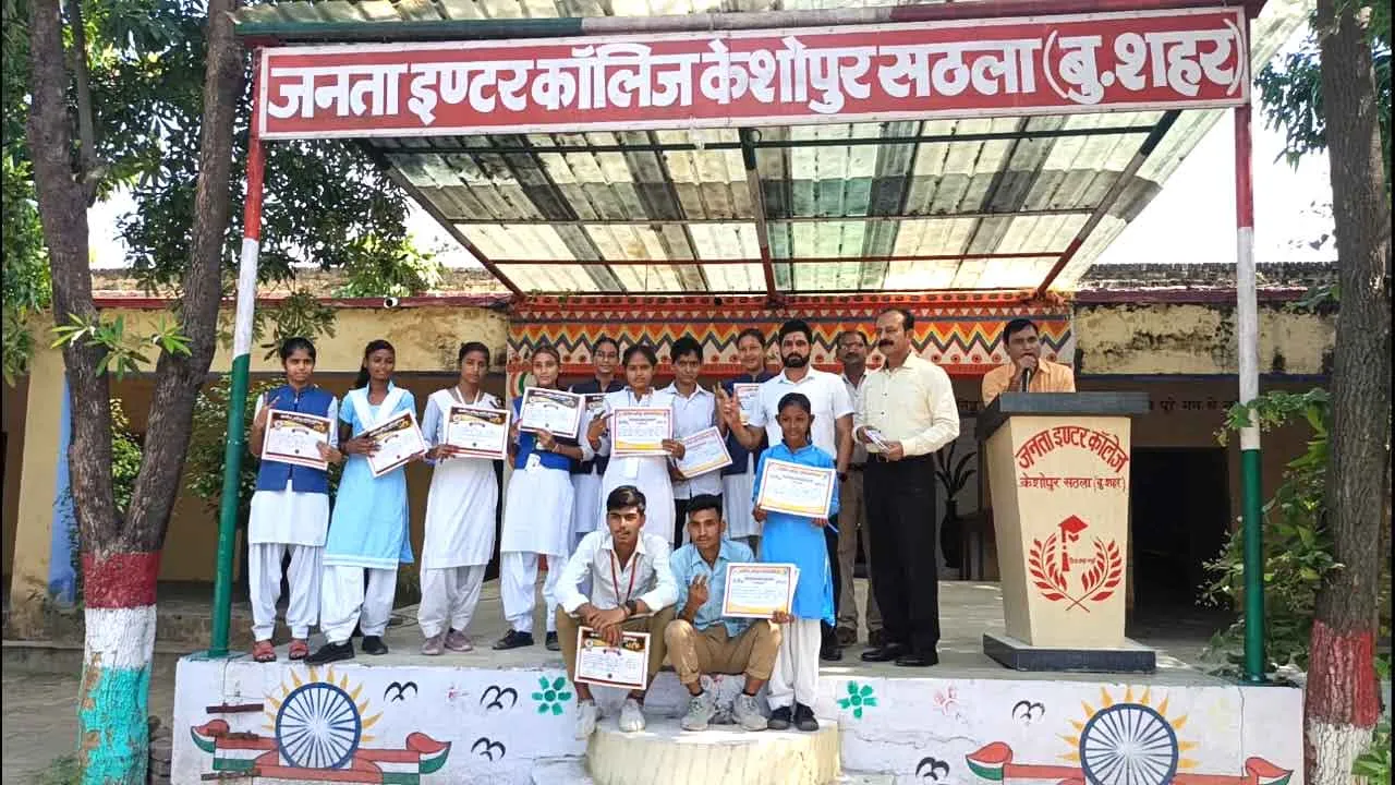 जनता इण्टर कॉलेज की छात्राओं ने गुलावठी में गाड़े झंडे