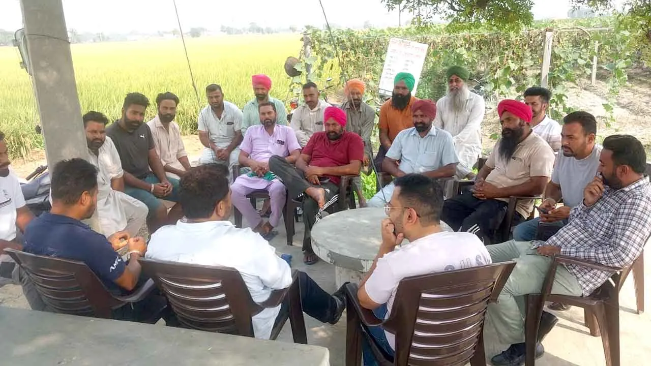 पराली प्रबंधन मुहिम जारी, छुट्टी वाले दिन भी गांवों में पहुंचे अधिकारी