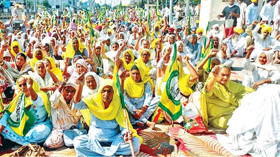 Farmers Protest: विरोध में किसानों ने की सड़कें जाम, राहगीर परेशान