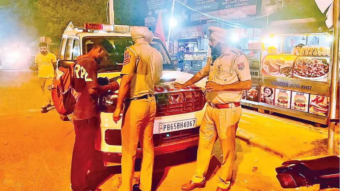त्यौहारों के मद्देनजर पुलिस ने बढ़ाई चौकसी, संदिग्ध वाहनों की चैकिंग