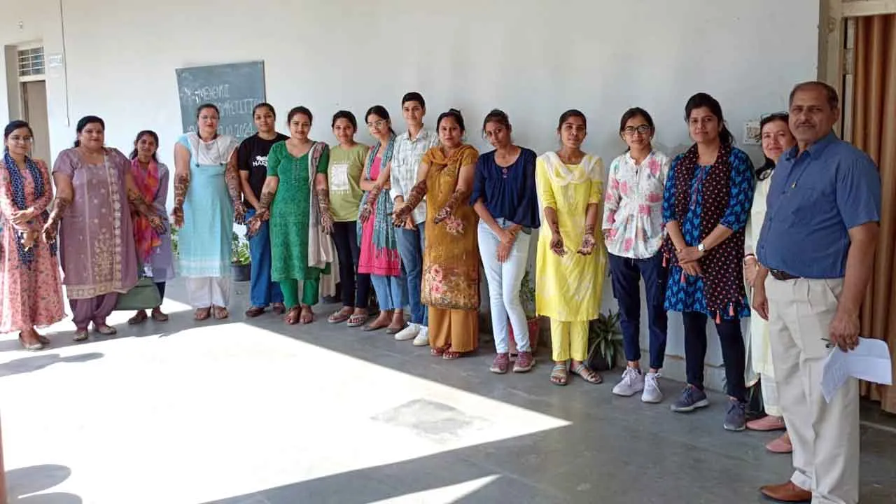महाराणा प्रताप महिला महाविद्यालय में मेहंदी रचाओ प्रतियोगिता आयोजित
