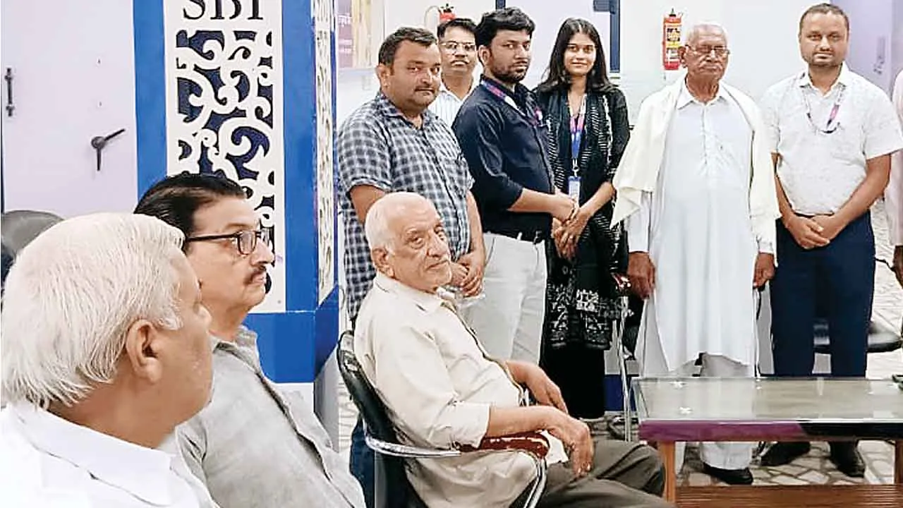 वरिष्ठ नागरिक बीरबल इन्सां एसबीआई मैनेजमेंट से सम्मानित!