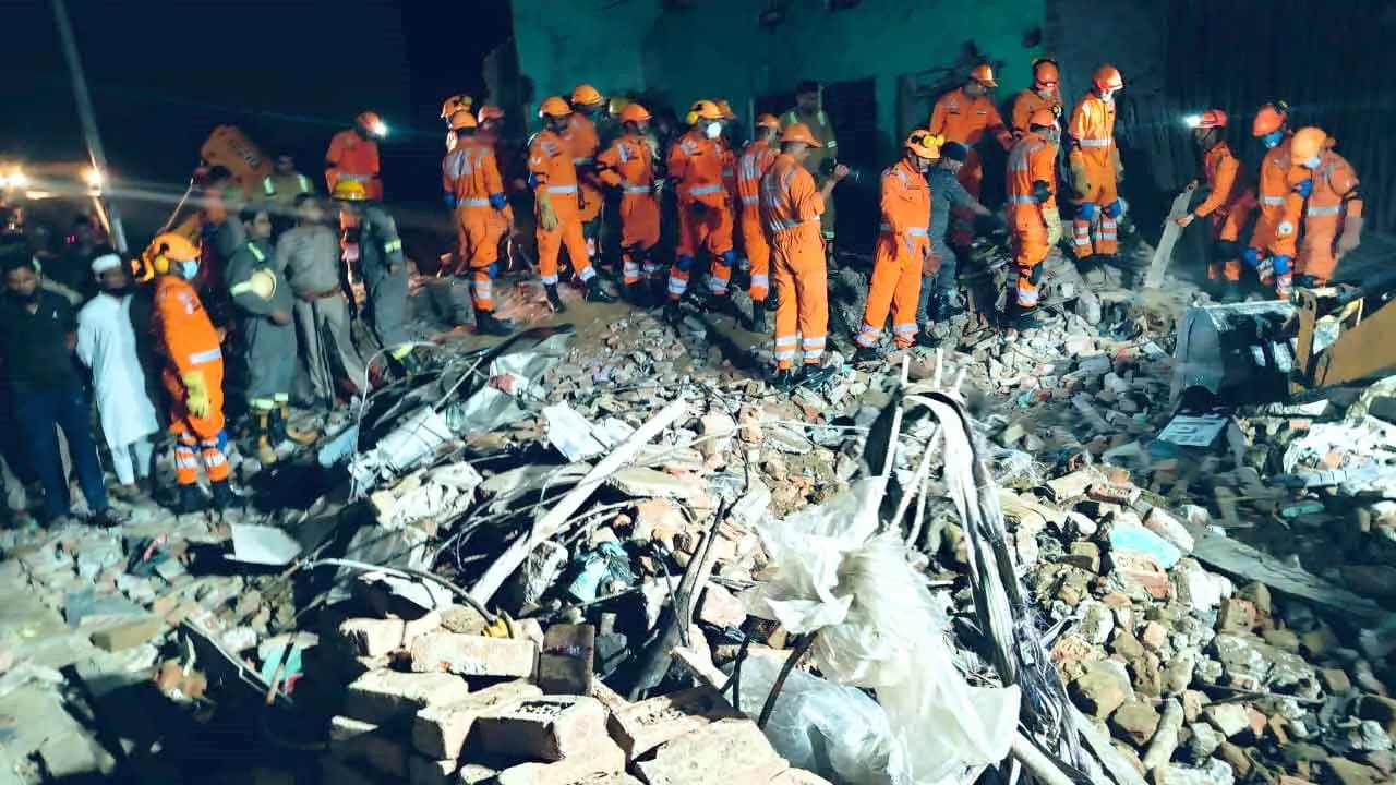 ऑक्सीजन सिलेंडर फटने से 6 की मौत: चार घायल, दो की हालत गंभीर, सिकन्द्राबाद की आशापुरी कॉलोनी का मामला