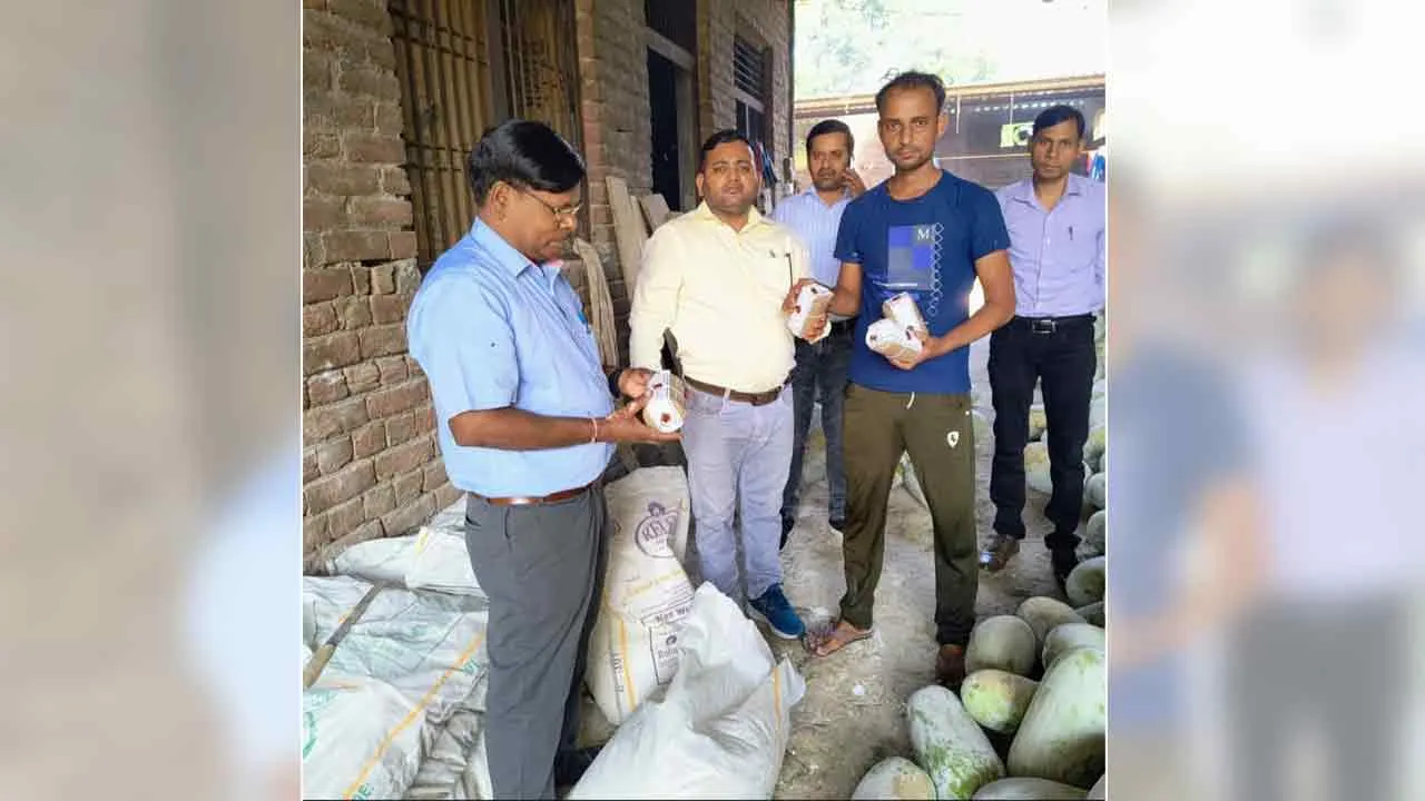 खाद्य सुरक्षा विभाग ने की पेठा फैक्ट्री पर छापामार कार्यवाही