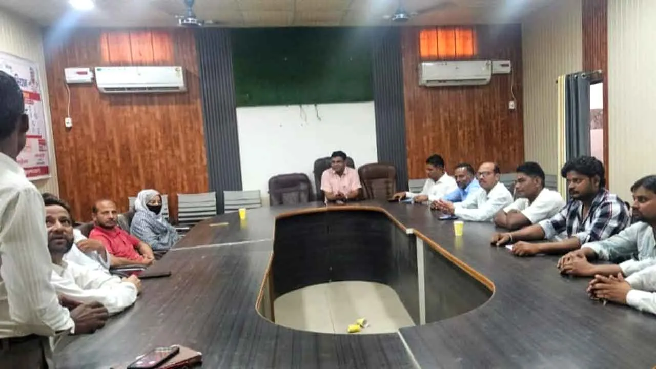 नगर पंचायत की निर्धारित बैठक स्थगित किये जाने पर सभासदों भारी में रोष