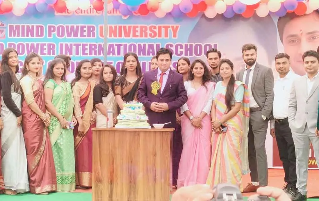 शिक्षकों, छात्र-छात्राओं ने मिलकर चांसलर का मनाया बर्थडे