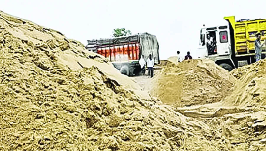 सीज हुए रेत के डंपर को बरामद कर ले गई मवाना पुलिस