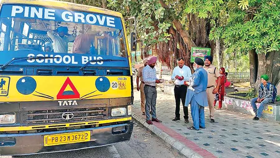 School Buses Were Challaned: सेफ स्कूल वाहन पॉलिसी के तहत 5 स्कूली बसों के काटे चालान