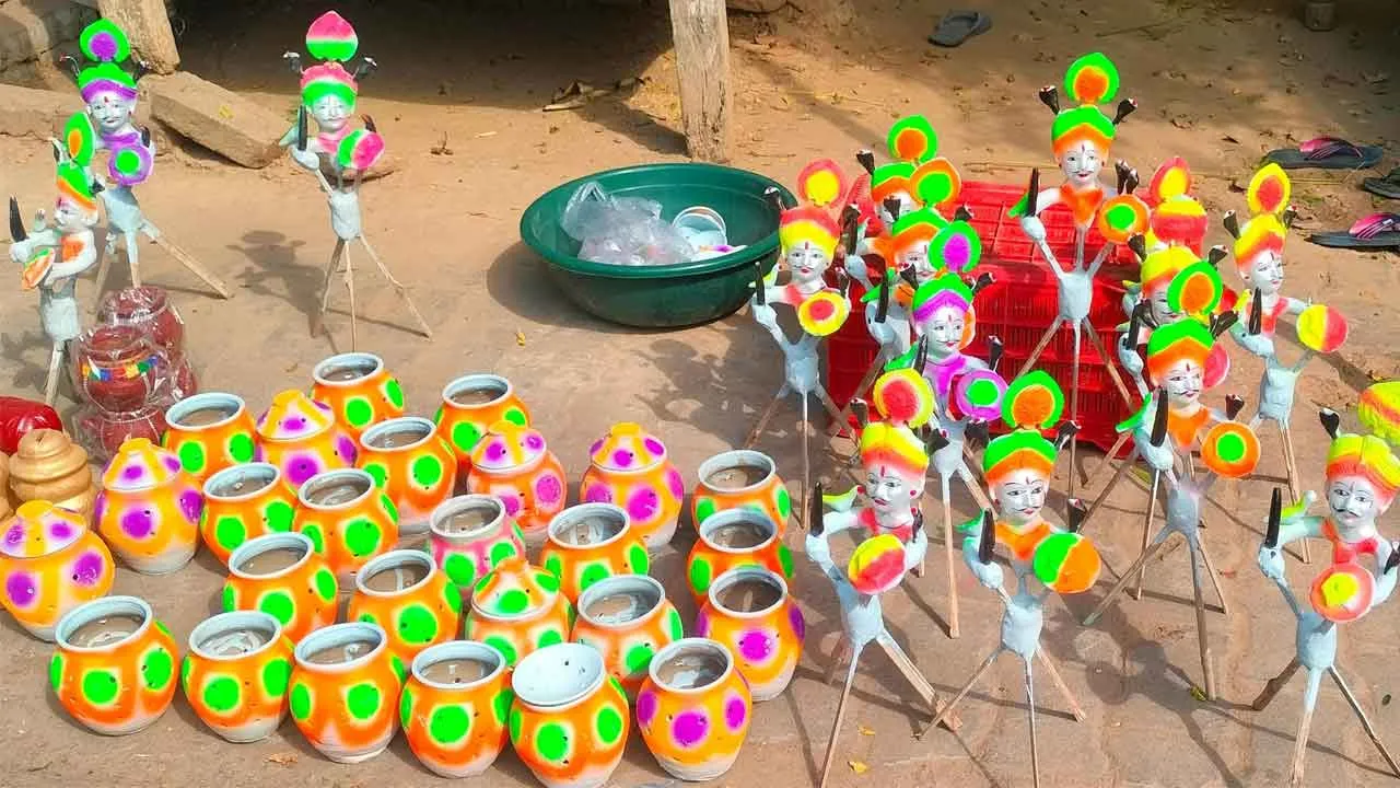 टेसू झांझी का सजा बाजार, बड़े व बच्चे पहुंच रहे हैं खरीदने
