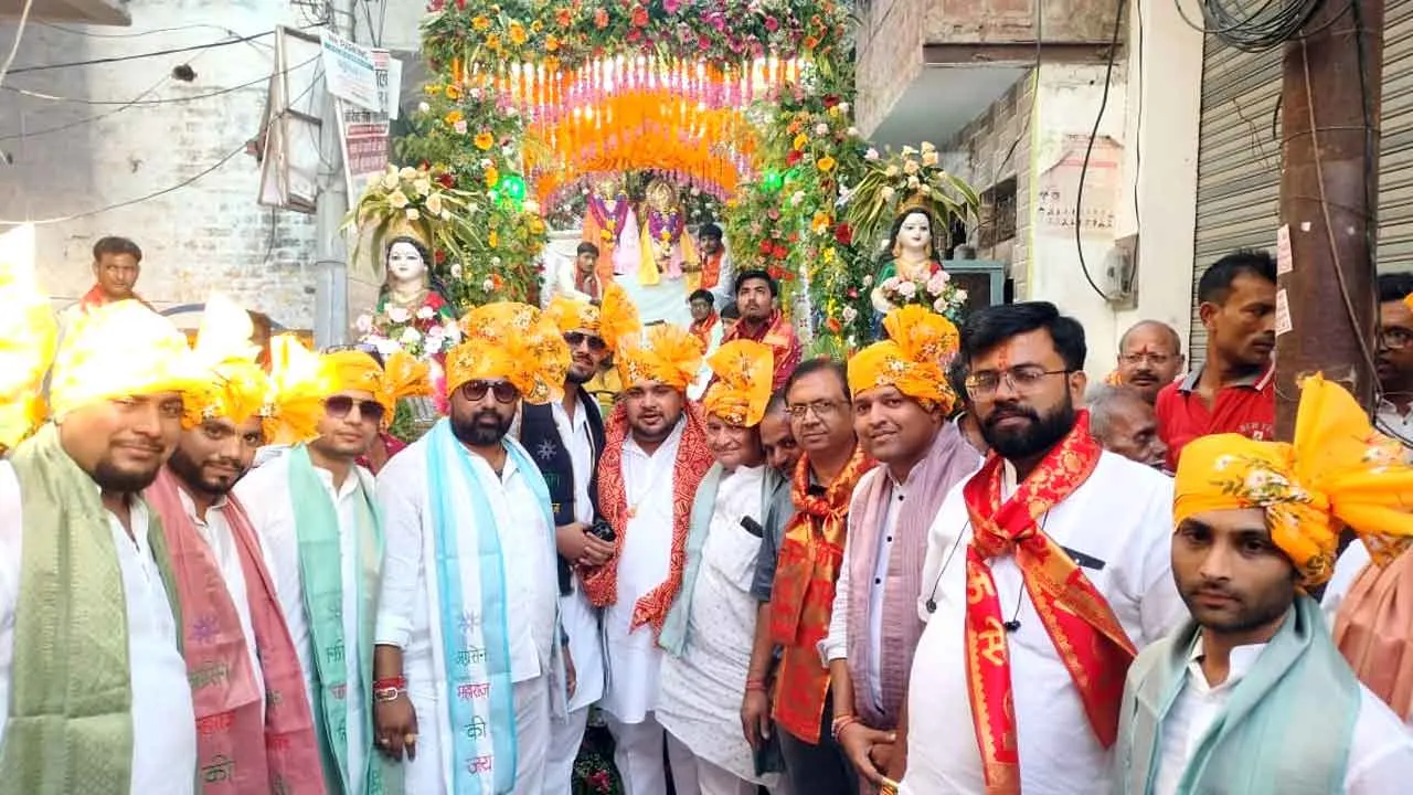 गाजे बाजे के साथ निकाली गई महाराजा अग्रसेन की शोभायात्रा