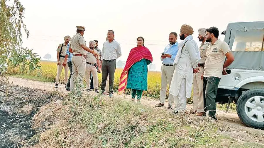 Stubble Burning: पराली जलाने की सूचना पर तुरंत पहुंचे उपायुक्त, बुझवाई आग
