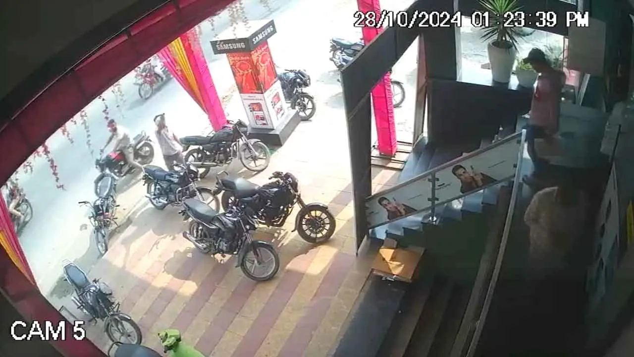 Firing: घरौंडा में थाने के पास मोबाइल शोरूम पर फायरिंग, सीसीटीवी में कैद हुए आरोपी, पुलिस जांच में जुटी
