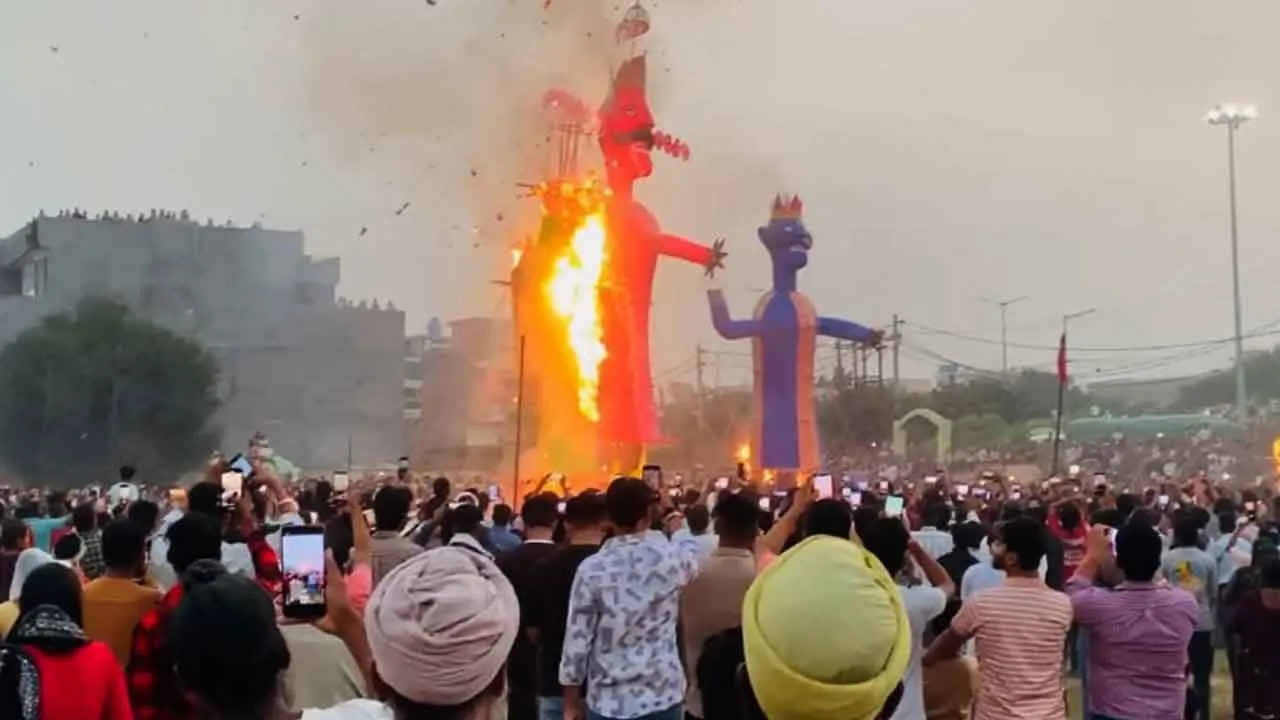 Dussehra: घरौंडा में धूमधाम से मनाया गया दशहरा, रावण दहन के साथ उमड़ा जनसैलाब