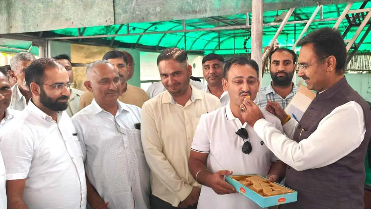 नौकरी लगने वाले युवक व परिजन मिठाई व गुलदस्ते लेकर फार्म हाउस पर पहुंचे और नायब सरकार व विधायक हरविंद्र कल्याण का आभार जताया