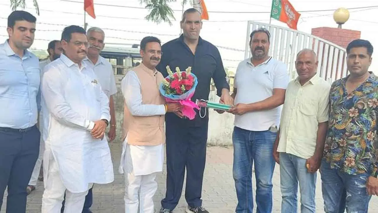 कल्याण फार्म हाउस पर डब्ल्युडब्ल्युई स्टार द ग्रेट खली का आगमन, तीसरी जीत पर कल्याण को दी बधाई