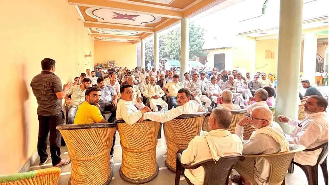 वैव सिटी बिल्डर से पीड़ित सैकड़ों किसानों ने की ग्राम महरौली में पंचायत 