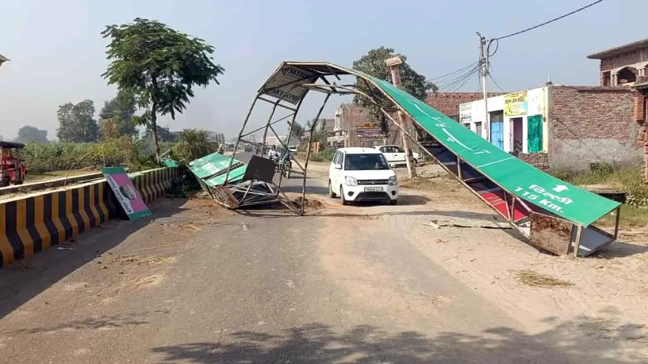 दिनभर हादसे को दावत देता रहा नपा का साइन बोर्ड, जिम्मेदार बेपरवाह