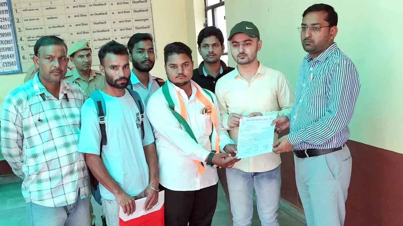 एमए के छात्र-छात्राओं को टेबलेट दिलाए जाने की मांग