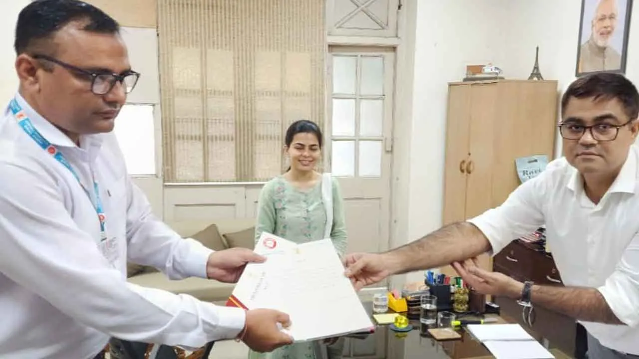 मुख्य माल पर्यवेक्षक तरसपाल राठी को उत्कृष्ट कार्य के लिए सम्मान