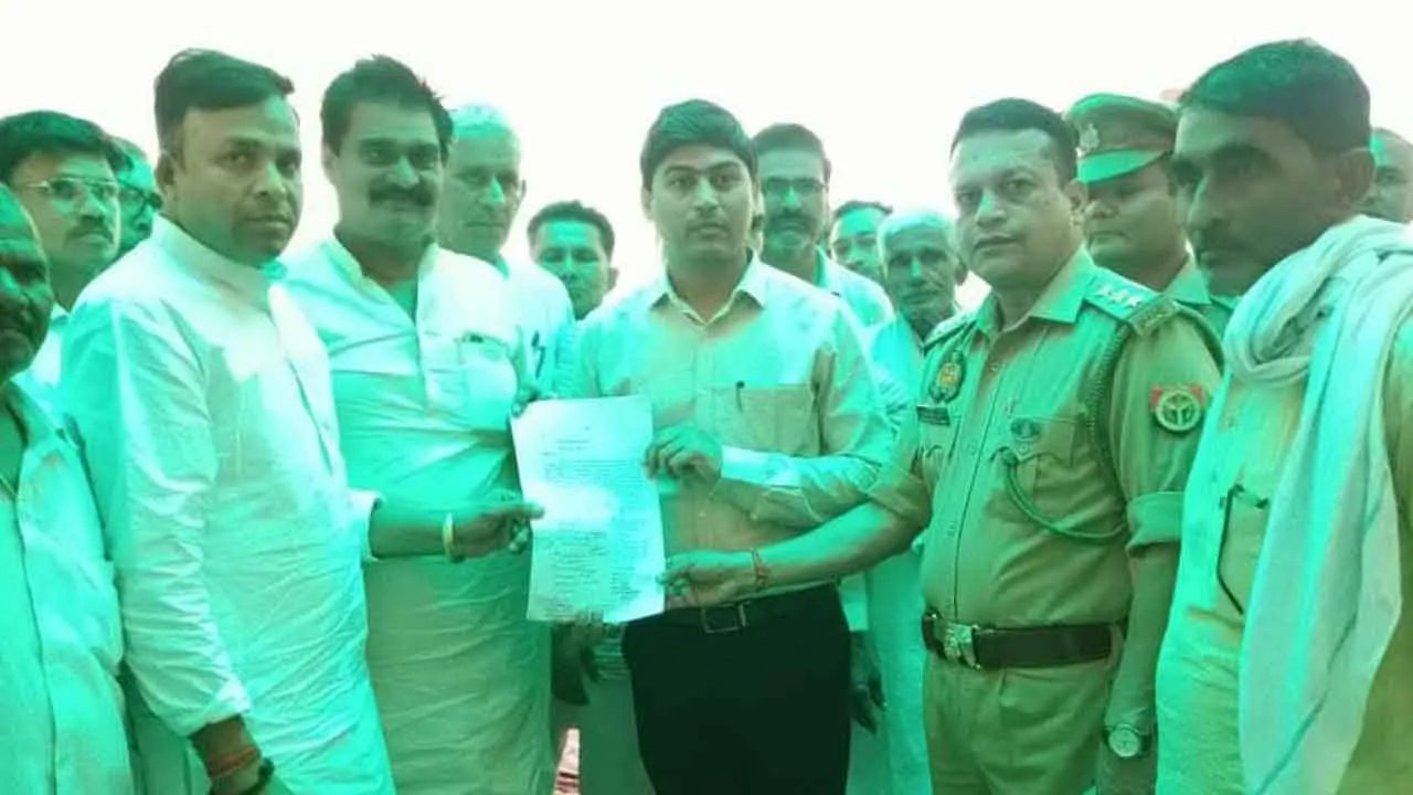 चोरी की घटना के खुलासे में नाकाम पुलिस के खिलाफ धरना-प्रदर्शन