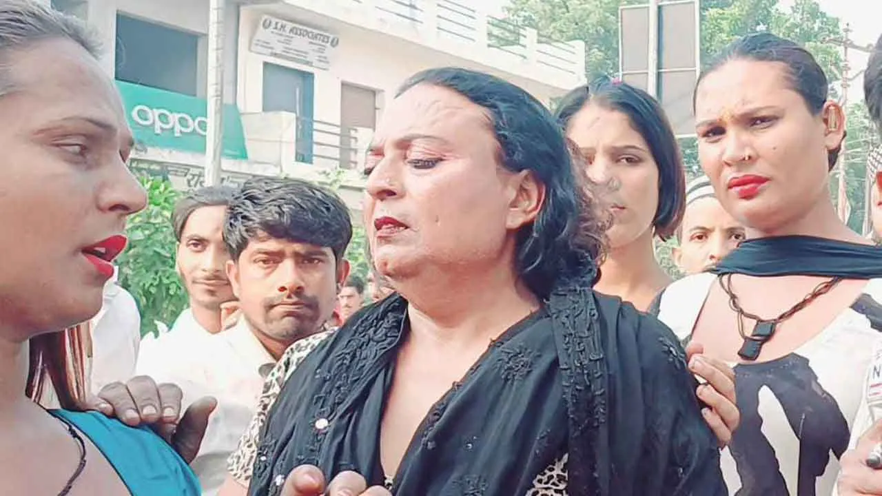महिला किन्नरों को मारपीट करके किया घायल