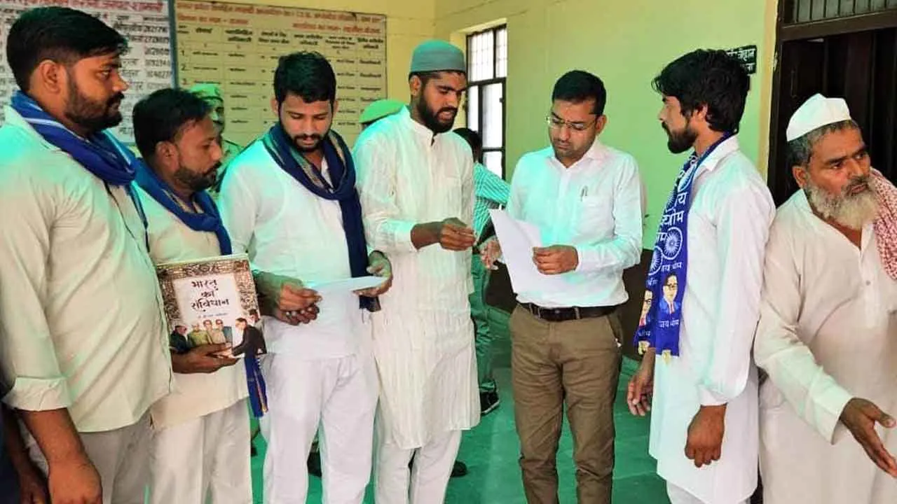 धार्मिक टिप्पणी से मुस्लिम युवाओं में आक्रोश व्याप्त, सौंपा ज्ञापन