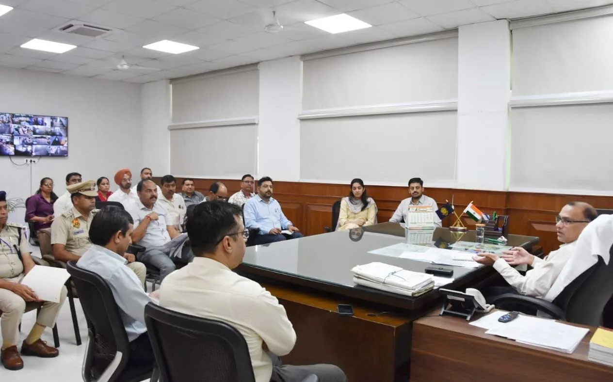 पराली जलाने कर प्रशासन सख्त, पराली प्रबंधन को लेकर डीसी ने की चर्चा