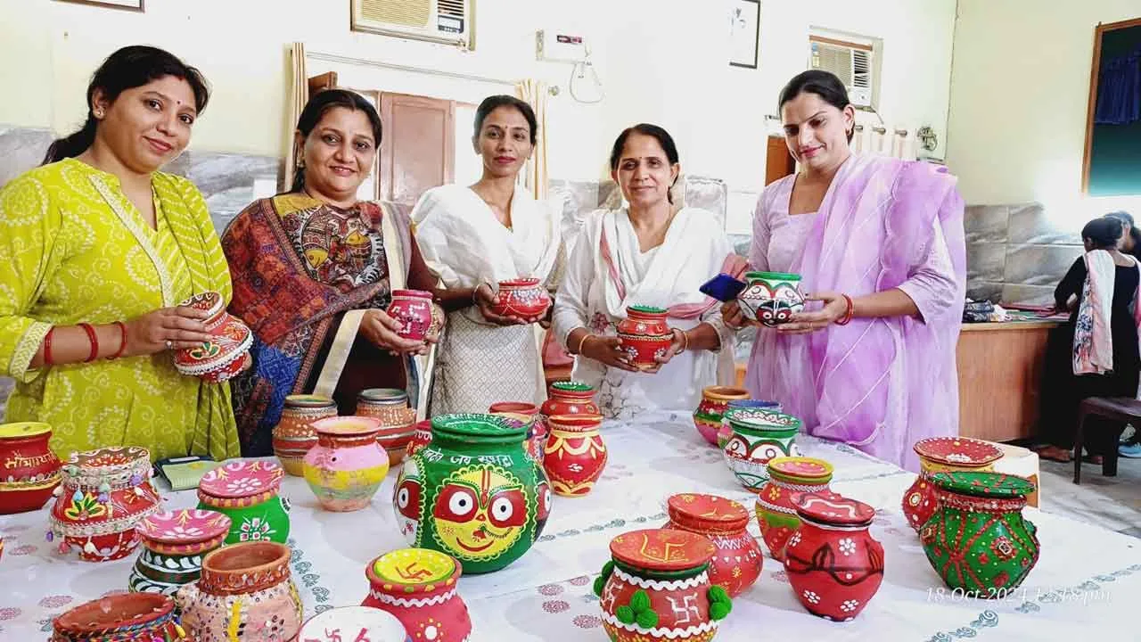 देवी ने सजाया सबसे सुंदर करवा