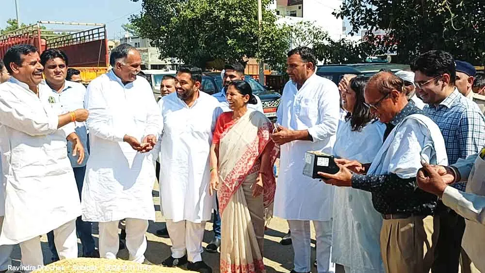 राई विधायक कृष्णा गहलावत तथा सोनीपत विधायक निखिल मदान ने सोनीपत नई अनाज मंडी का दौरा कर लिया फसल खरीद का जायजा