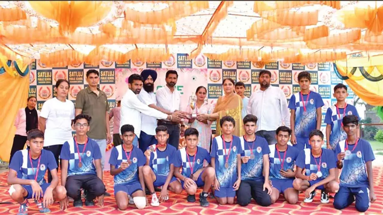 District Level Kho-Kho Competition: जिलास्तरीय प्रतियोगिता में छाए खारियां पब्लिक स्कूल के खिलाड़ी