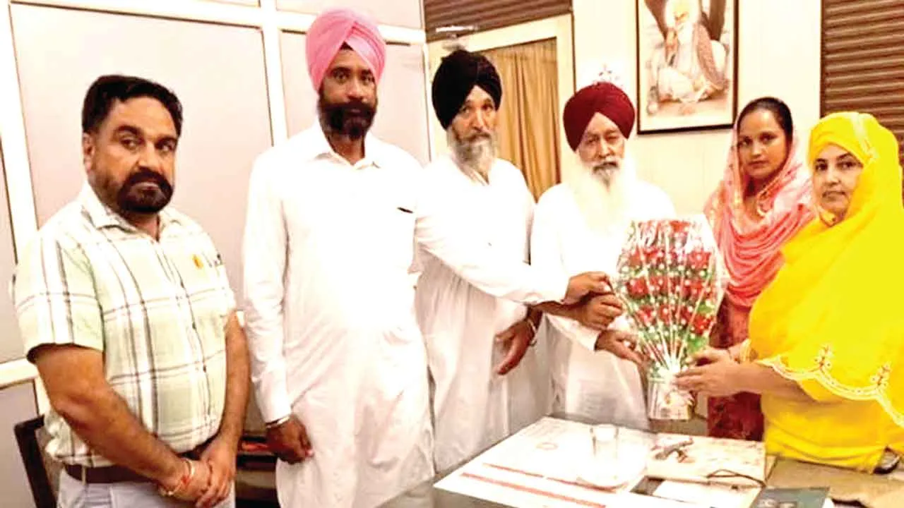 पंजाबी गायक एमी विर्क के पिता बने सर्वसम्मति से ‘सरपंच’