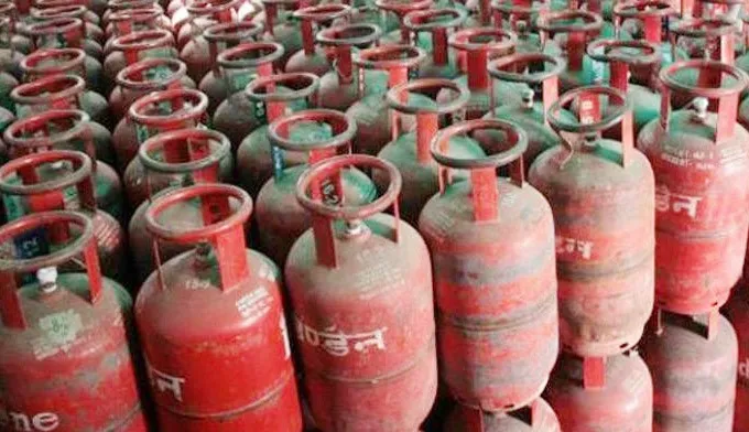 LPG Price hiked: त्यौहारी सीजन शुरू हुआ नहीं कि एलपीजी सिलेंडर की कीमतें बढ़ी, इतनी बढ़ गई!