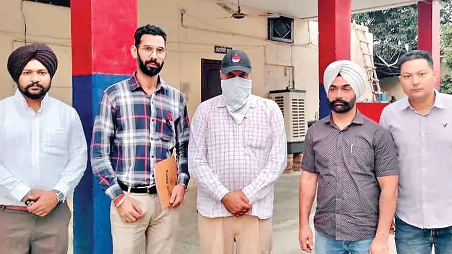 Bribe: दो एम्बूलैंस छोड़ने के बदले 15 हजार की रिश्वत लेता एसआई काबू