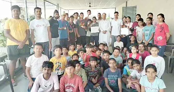 MLA honored Students: विभिन्न प्रतियोगिताओं में विजेता धावकों का विधायक ने किया सम्मान