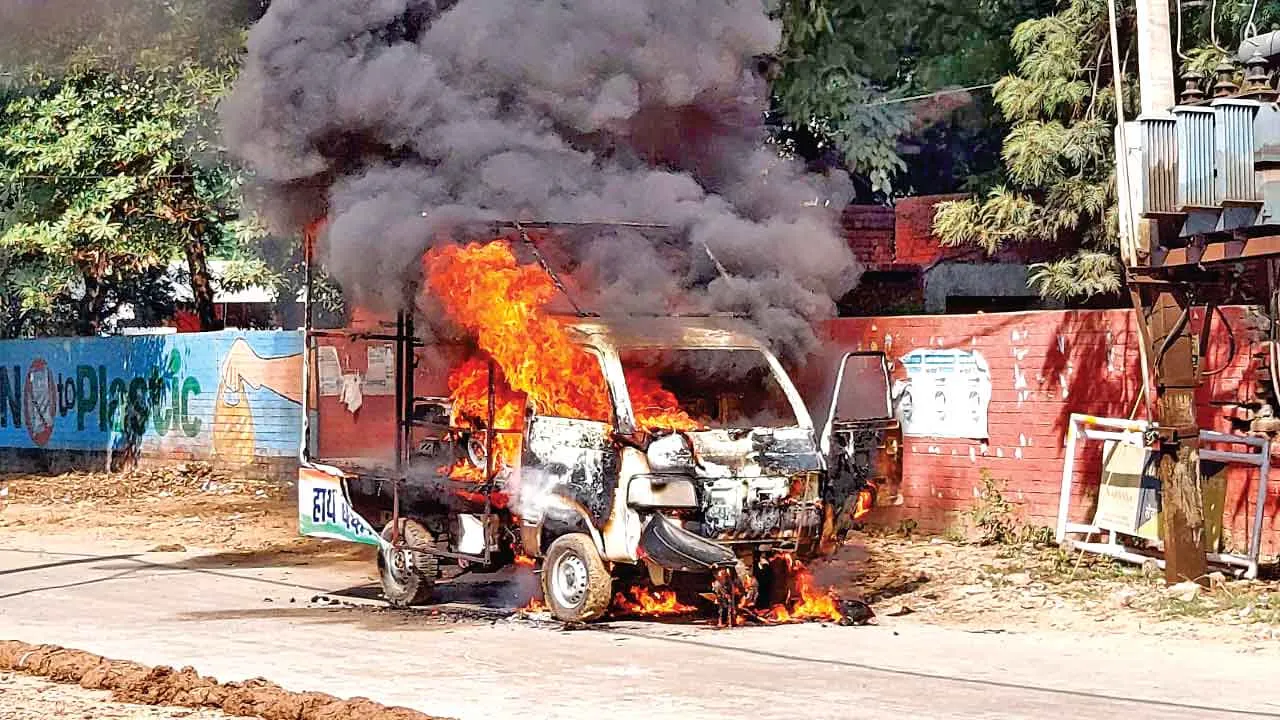 चुनाव प्रचार वाहन में लगी आग, ड्राइवर ने भाग कर बचाई जान