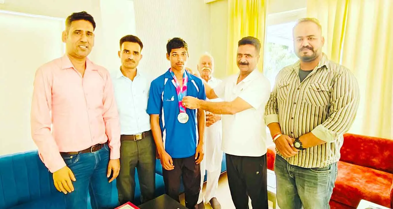 दौड़ में पूरे भारतवर्ष में पहला स्थान प्राप्त करने वाले पैरा एथलीट अक्षय को एसपी ने किया सम्मानित