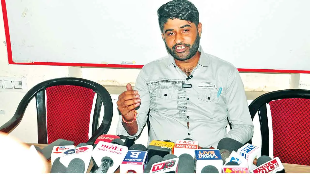 विधायक पर भाई को सरपंच बनाने के लिए धक्के से सर्वसम्मति करवाने का आरोप