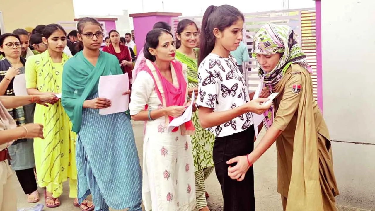 Rajasthan CET Exam: छात्राओं के उतरवाए गहने, कड़ी जांच के बाद मिली एंट्री