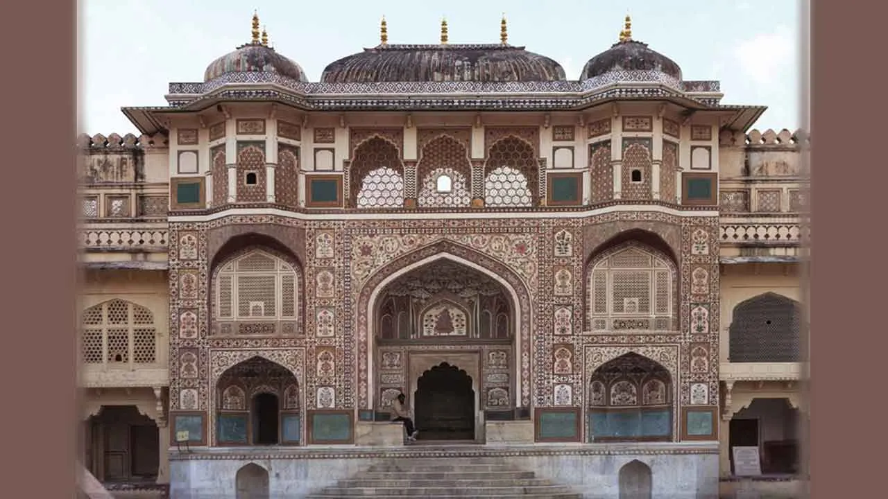 ”धागों में बंधकर पत्थर उतर आए साड़ियों पर”