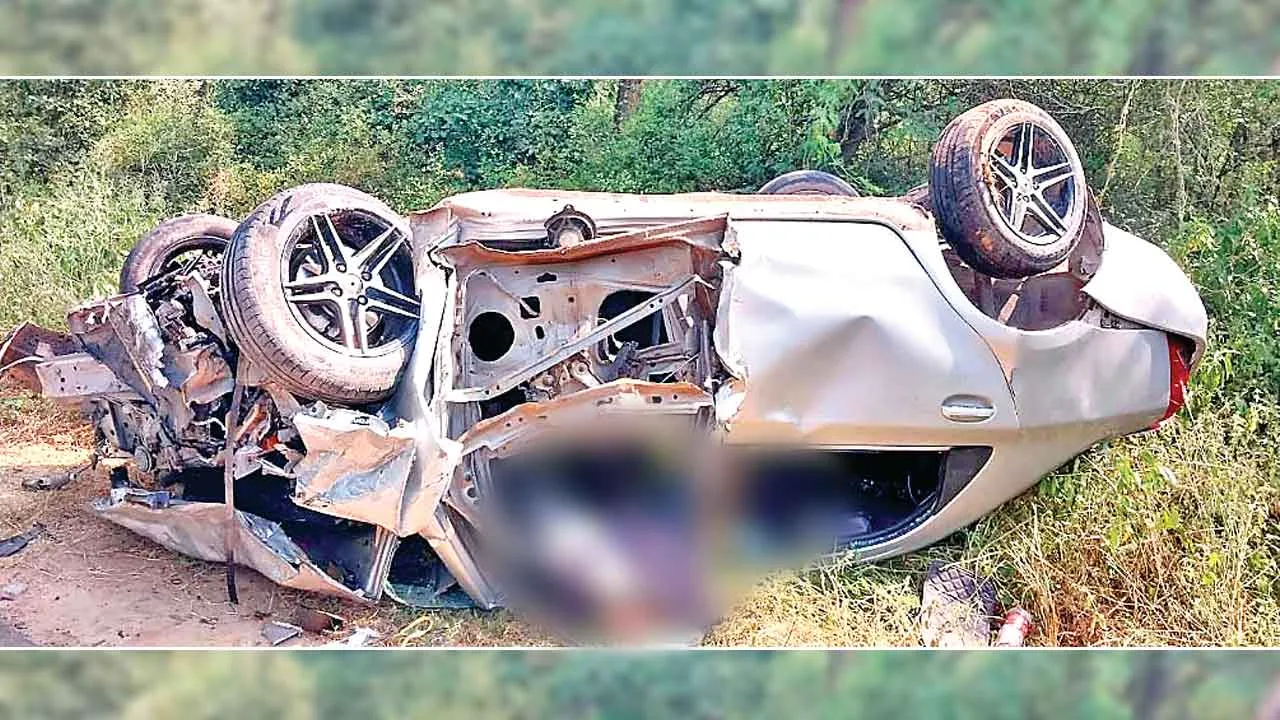 Road Accident: दो कारों की टक्कर में तीन की मौत, 5 गंभीर घायल