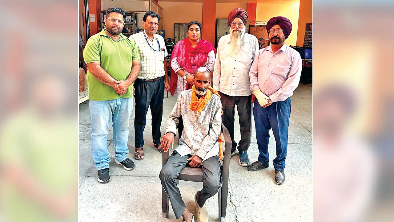 Welfare Work: सड़क पर बेसहारा घूम रहे मंदबुद्धि व्यक्ति की सेवादारों ने की संभाल
