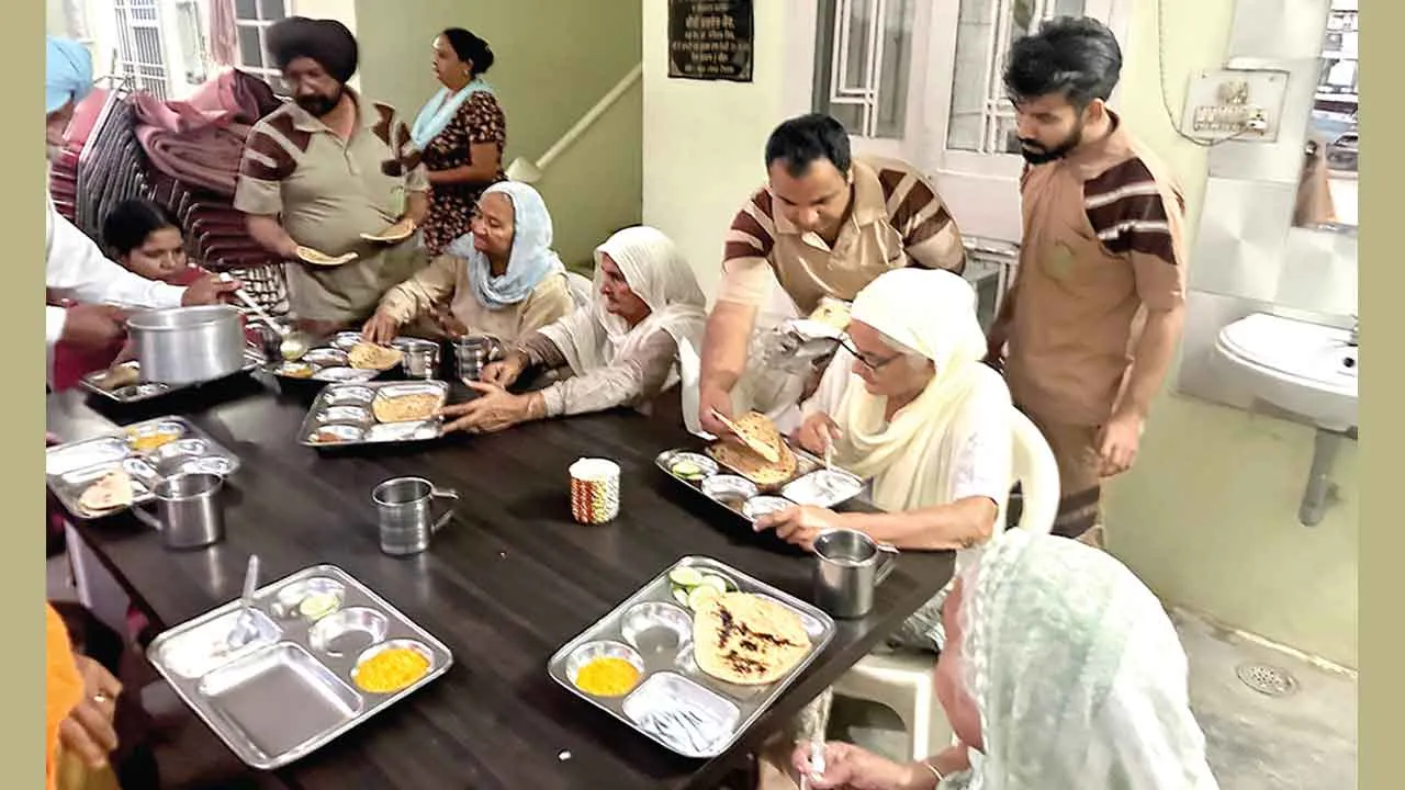 Sangrur: डेरा सच्चा सौदा के सेवादारों की सेवा भावना देखकर बोले बुजुर्ग, आप ही हमारे सच्चे बेटे!