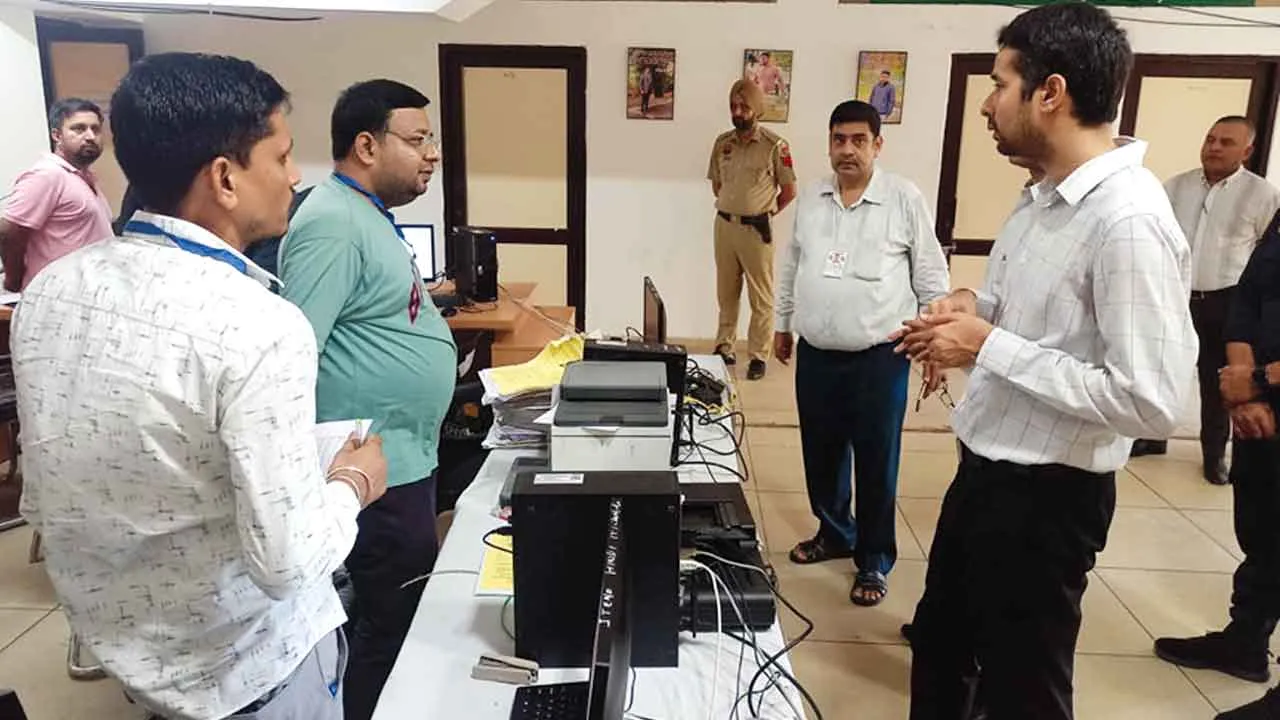 डीसी ने किया मतगणना केंद्रों का निरीक्षण