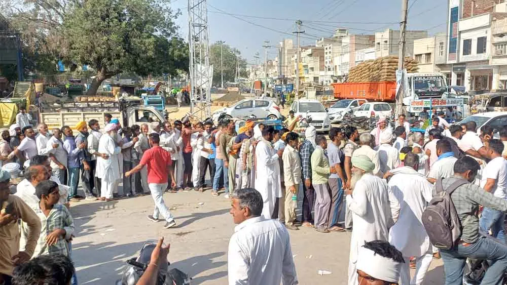 Farmers News: डीएपी के लिए किसानों में मारामारी, लगी लाइनें