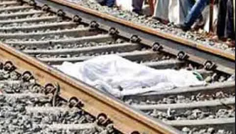 Suicide: जान से मारने की धमकी से भयभीत पिता ट्रेन के आगे कूदा, पुत्र लापता