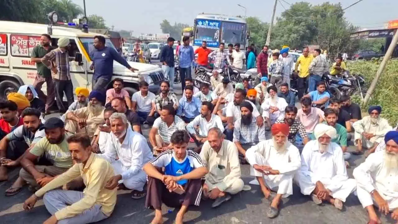मृतका के परिवार ने शव एंबुलेंस में रखकर किया चक्का जाम